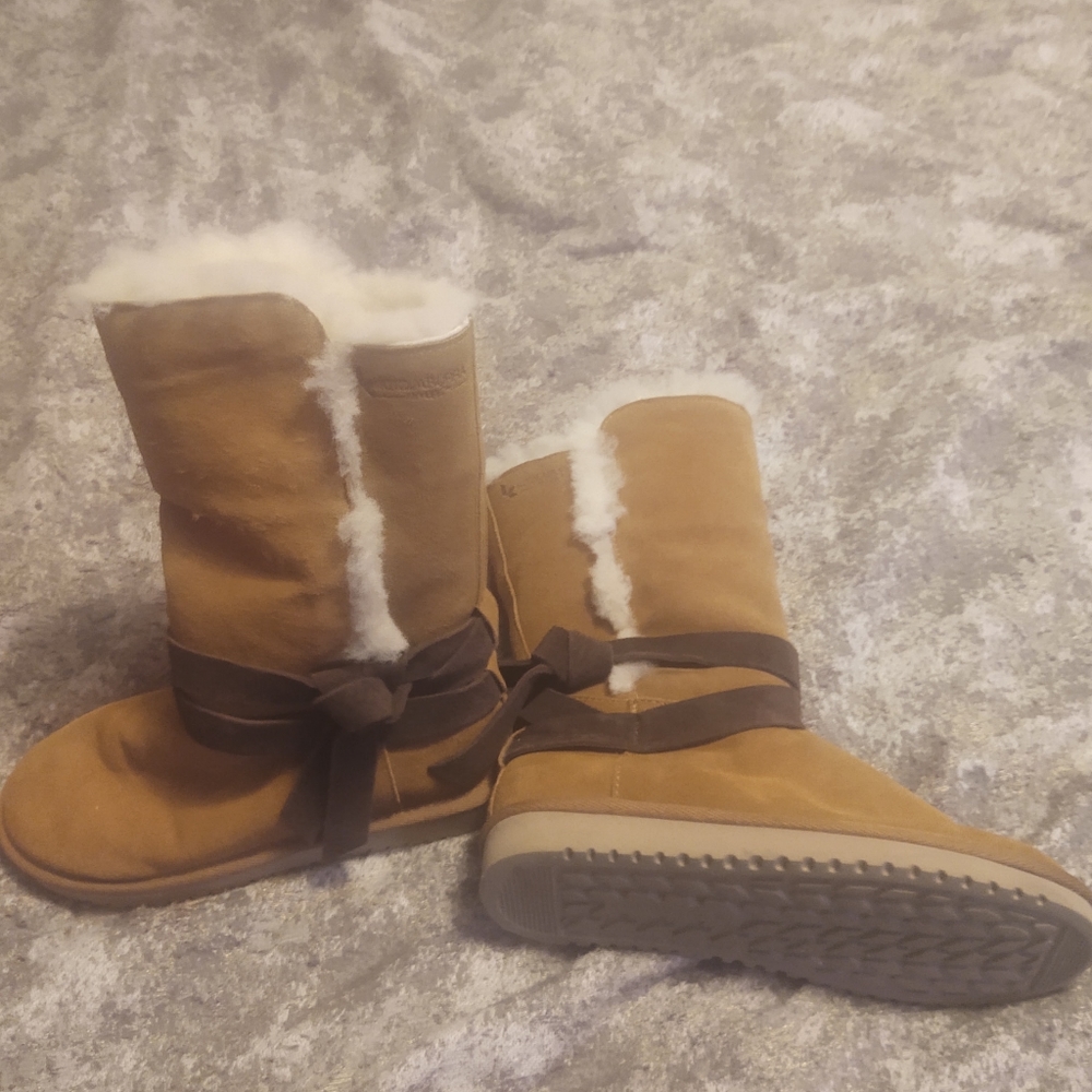 Kookaburra by UGGs boots size 6